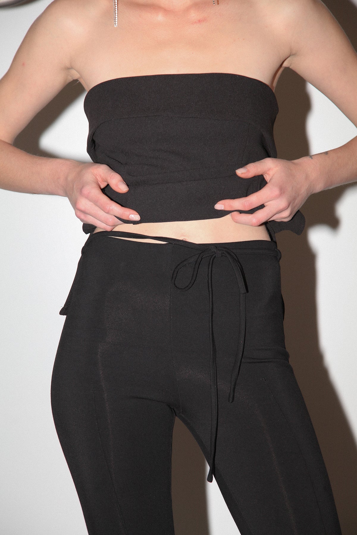 Studio 410 Pintuck Capri in Black