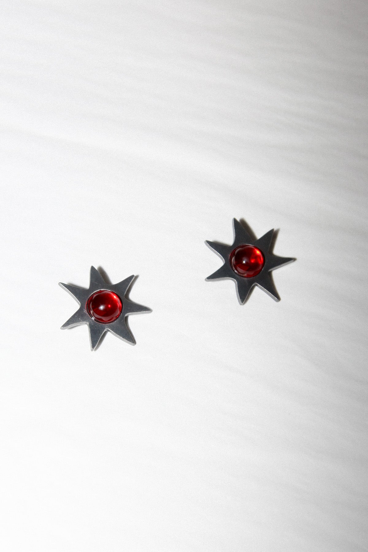 Gem Star Brooch in Silver / Red